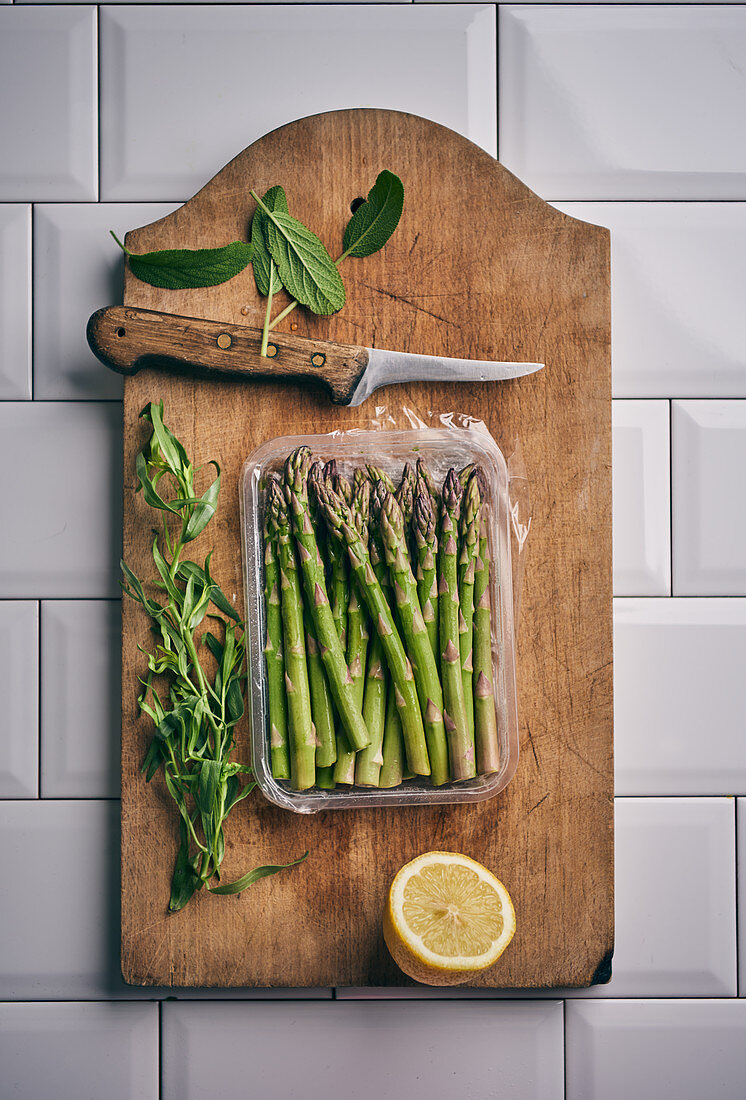Green asparagus with herbs