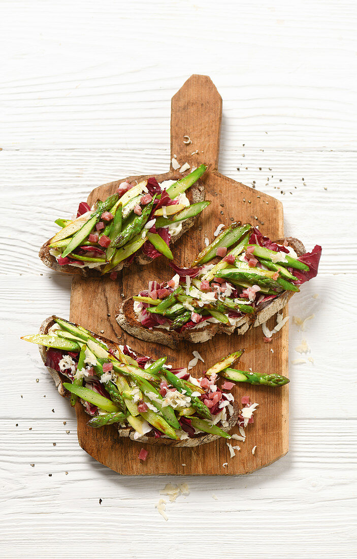 Hearty asparagus bread with cream cheese and ham