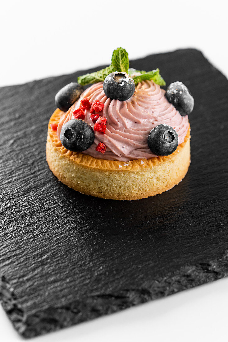 Tartlet with buttercream and berries