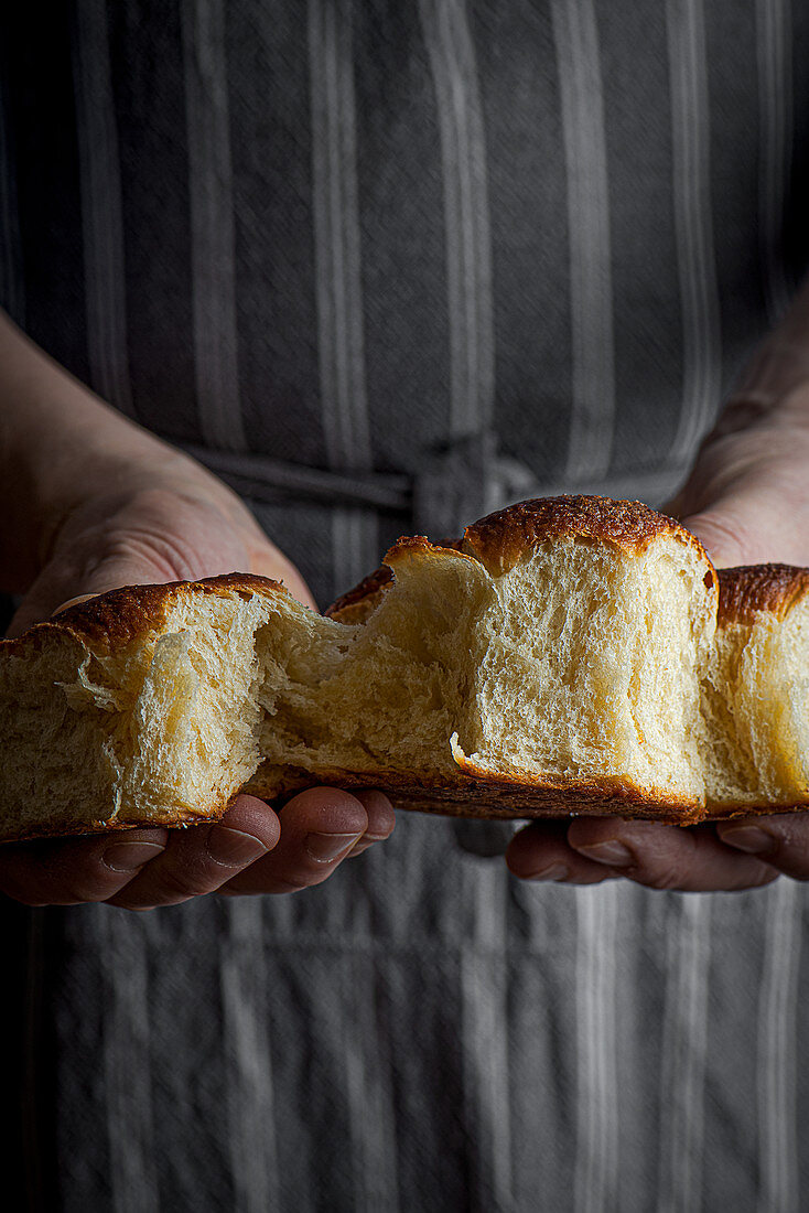 Japanische Milchbrötchen werden zerrissen