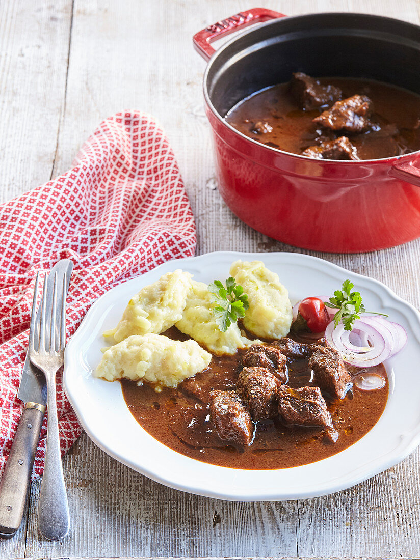Beef goulash with mashed potatoes