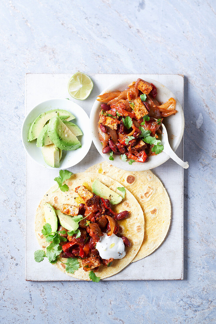 Rauchige Tofu-Tortillas mit Avocado