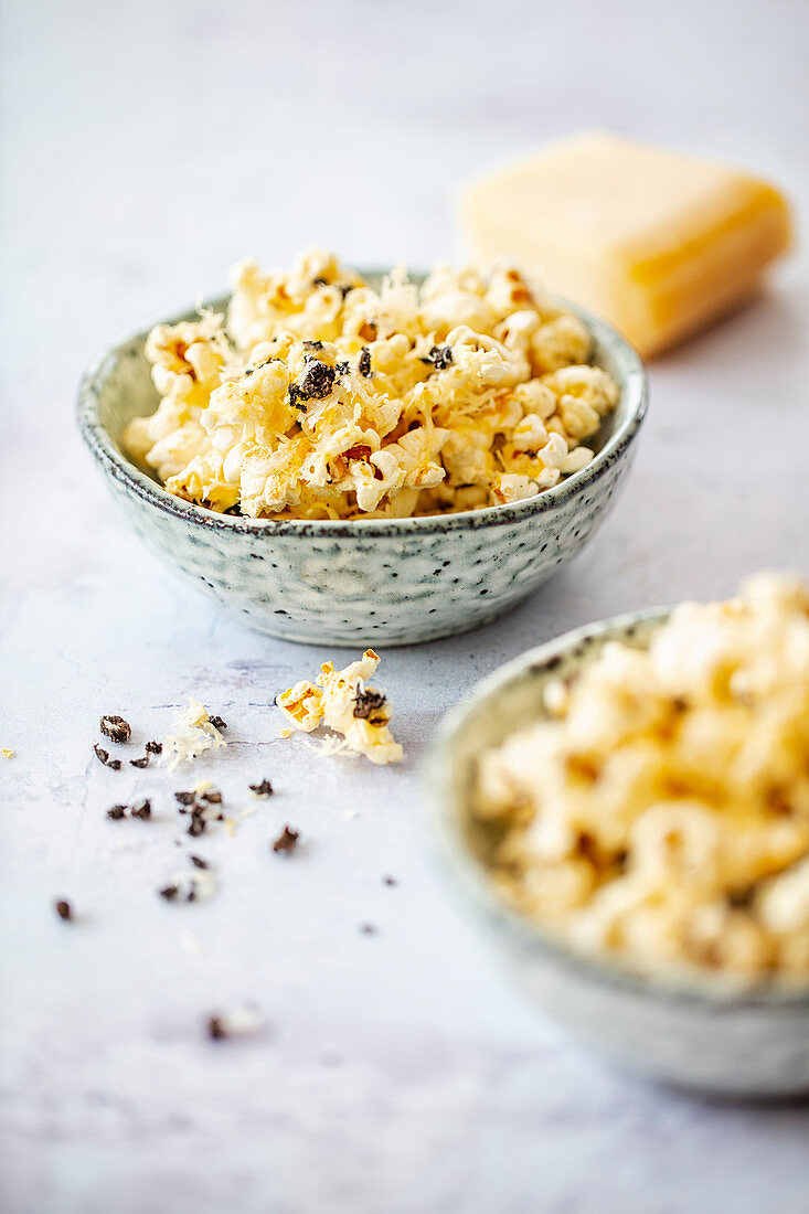 Salziges Popcorn mit Parmesan und Pfeffer