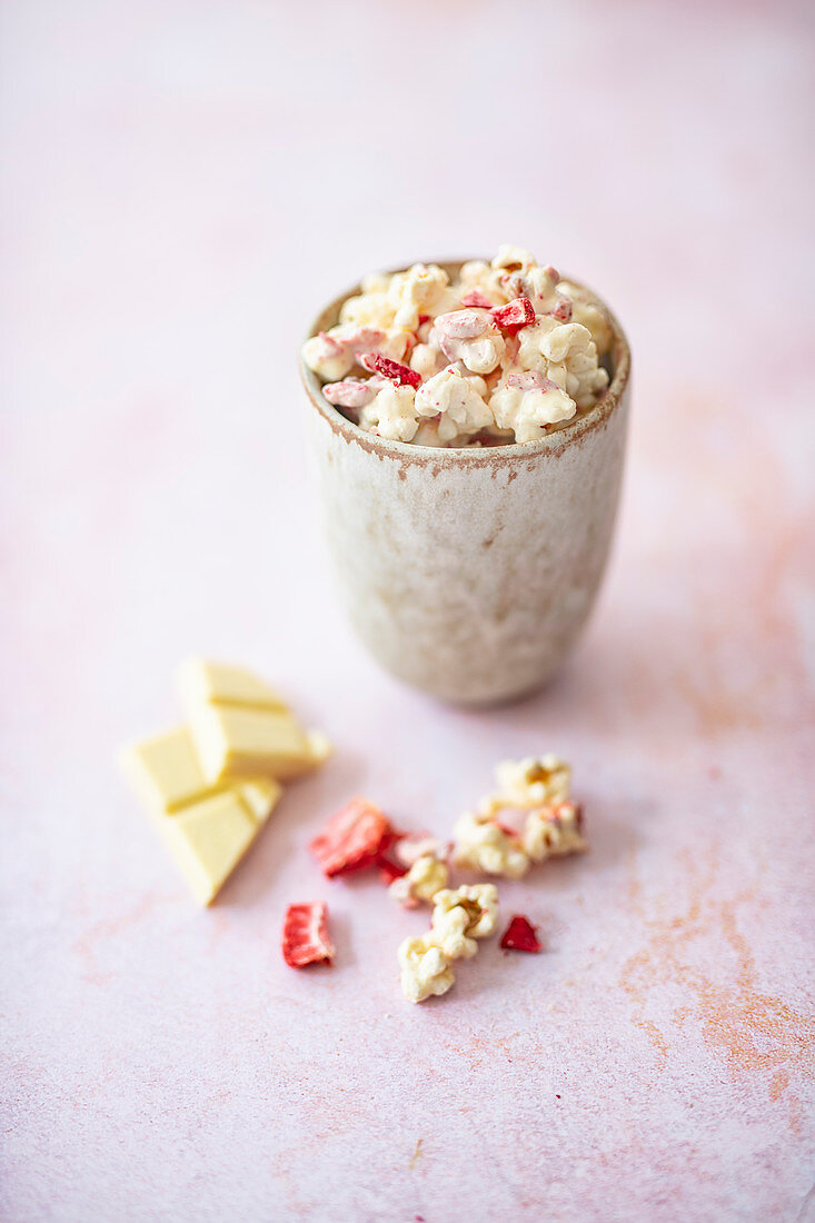 Erdbeer-Popcorn mit weißer Schokolade