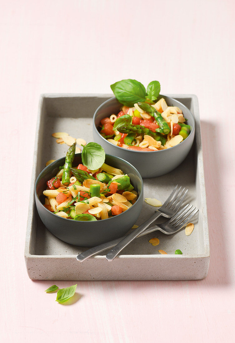 Spargel-Nudel-Salat mit Wassermelone und Mandeln