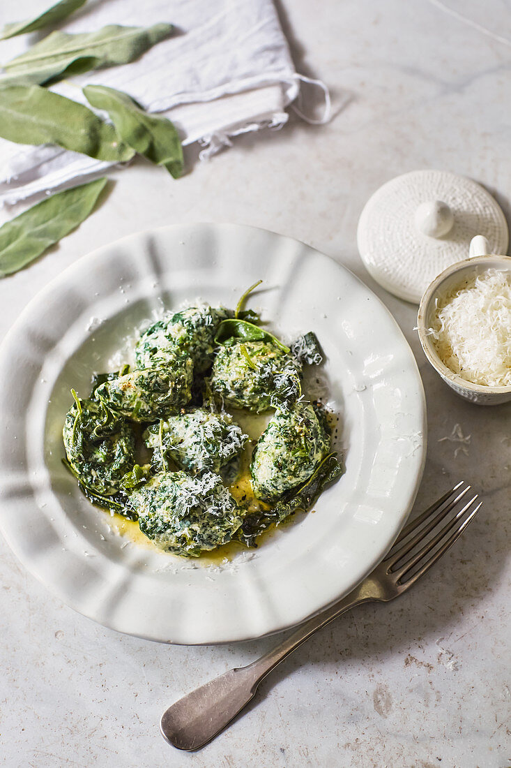 Gnudi alla toscana - Tuscan ricotta dumplings with spinach