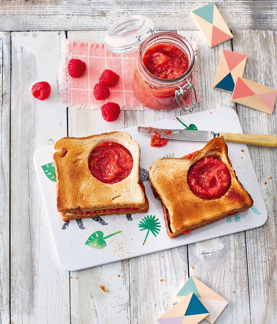 Guckloch-Toast mit Himbeer-Aprikosen-Püree