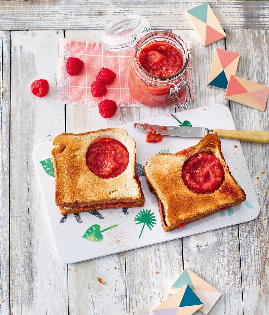 Peephole toast with raspberry and apricot puree