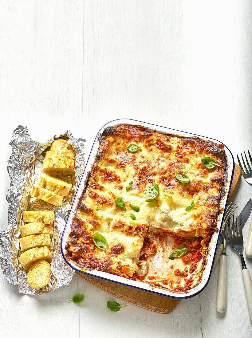 Klassische Lasagne dazu knuspriges Knoblauchbaguette