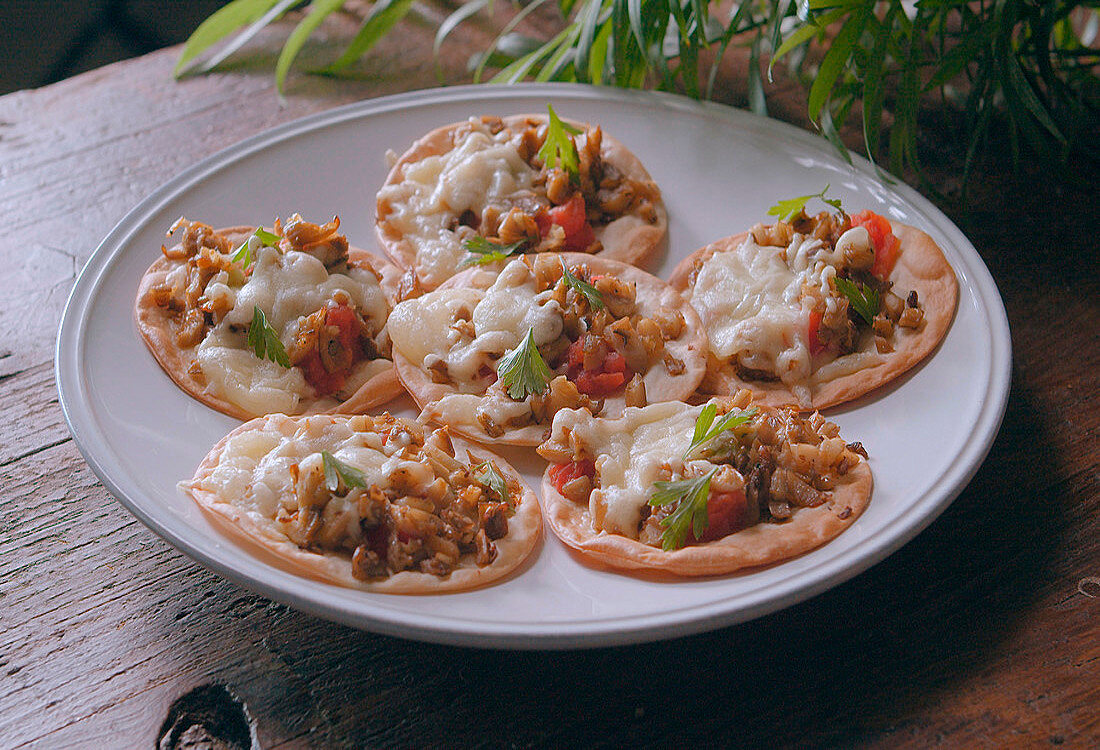 Mini Pizzas mit Käse und Pilzen