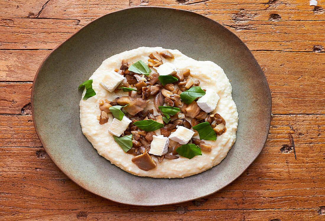 Polenta with garlic, cheese and mushrooms