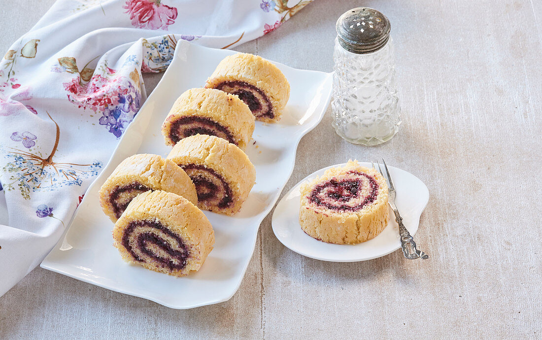 Biscuit roll with cardamom and blueberry jam