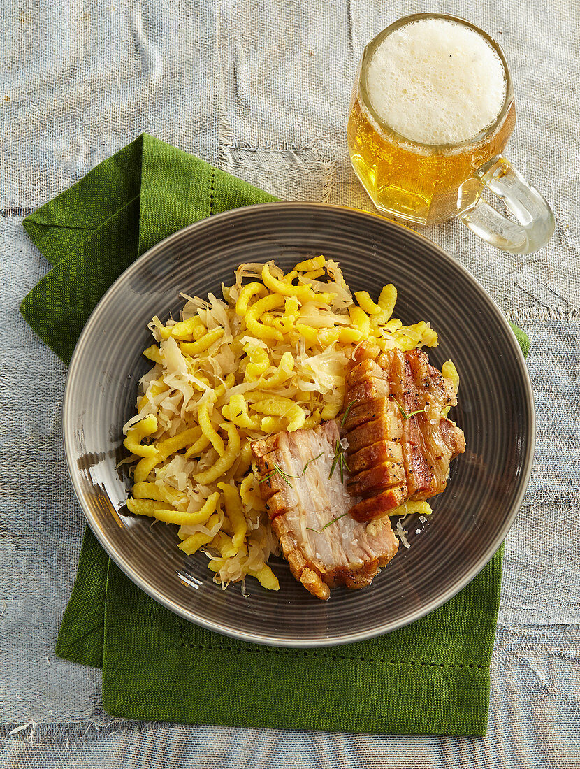 Gebackener Schweinebauch mit Krautspätzle