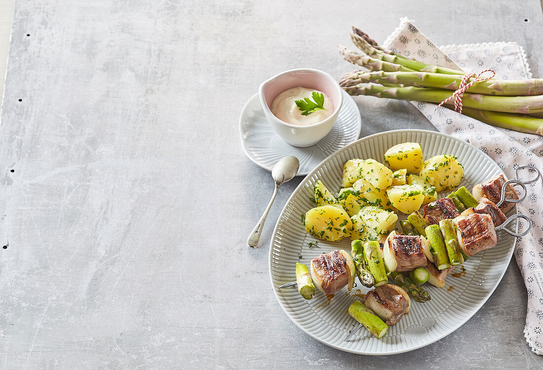 Rindfleischschaschlik mit Spargel und Kartoffeln