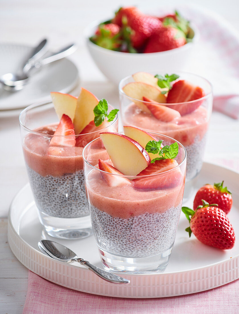 Chiapudding mit Fruchtsmoothie