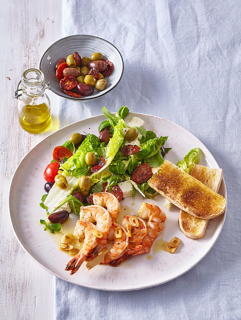 Griechischer Salat mit Garnelen