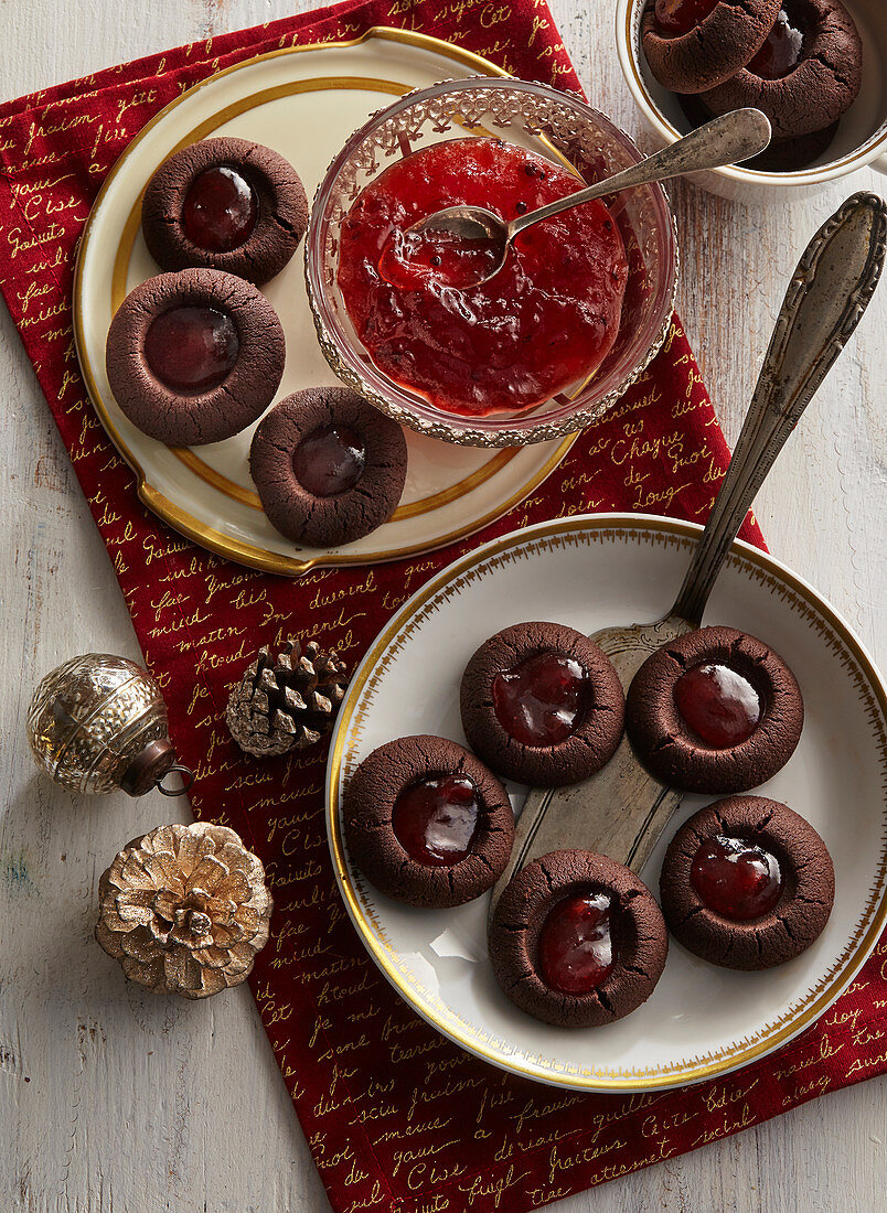Schokoladen-Schmalzkekse mit Himbeermarmelade (weihnachtlich)