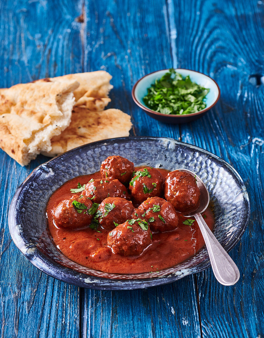 Lammköfte mit Tomatensauce und Fladenbrot