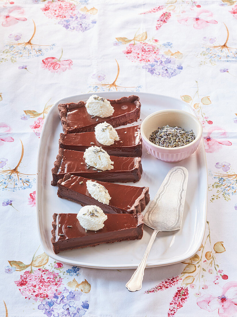 Lavendel-Schokoladenkuchen mit Honigschlagsahne