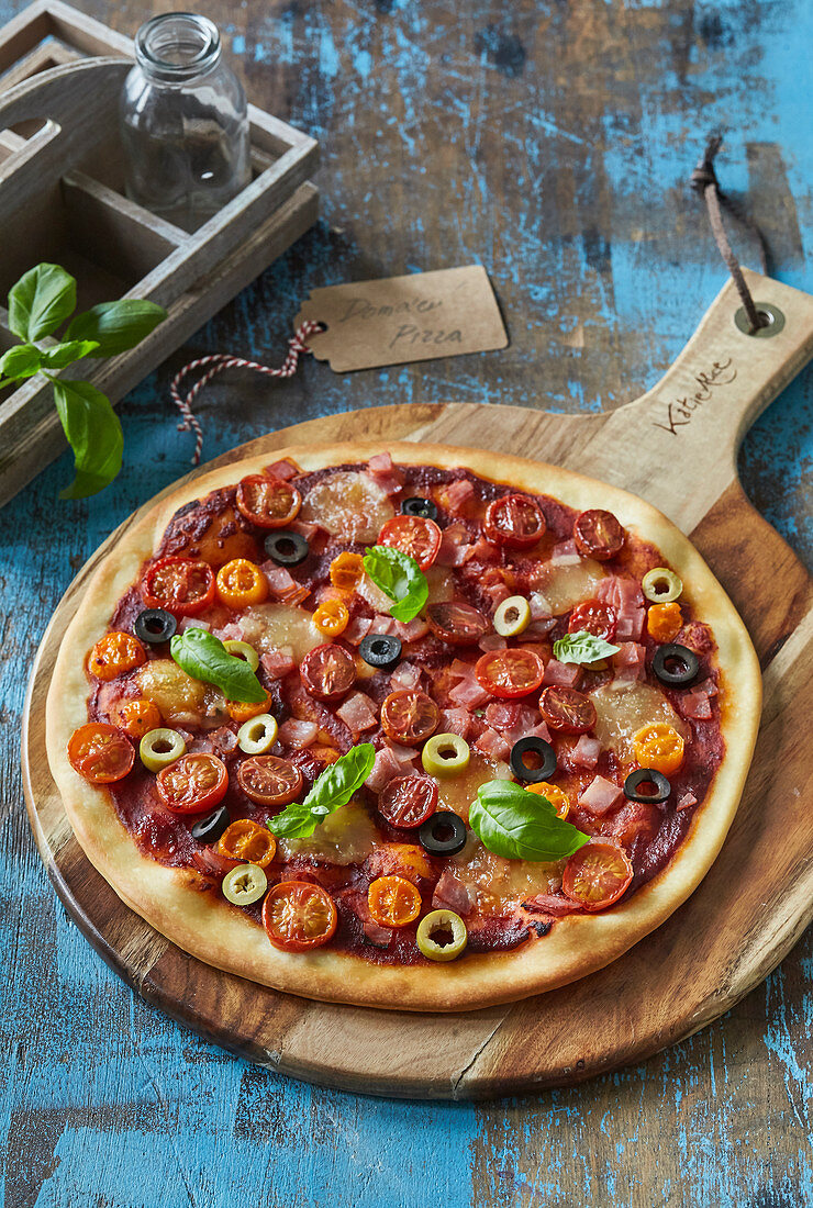 Italienische Pizza mit Tomaten und Oliven