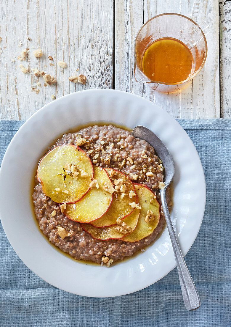 Schokoladen-Buchweizenbrei mit Honig-Äpfeln und Nüssen