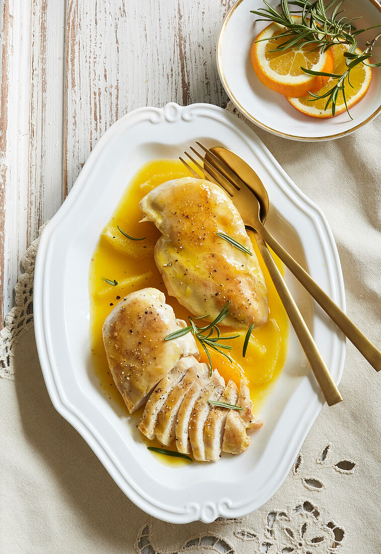 Hühnerbrust mit Orangensauce und Rosmarin