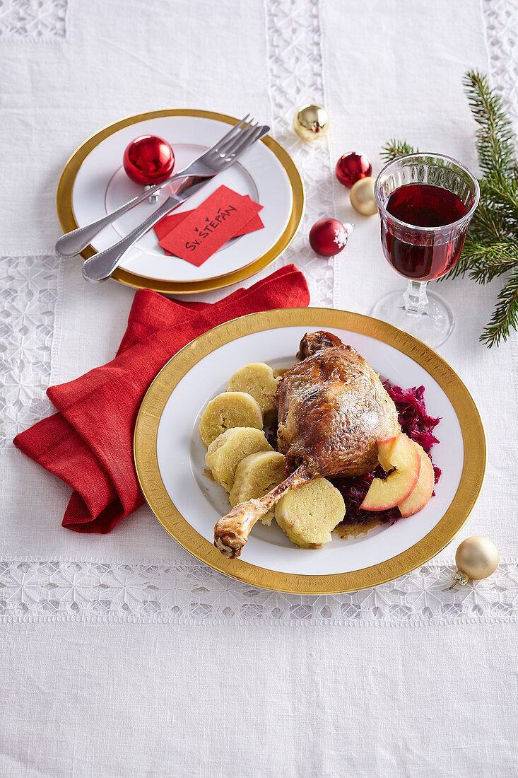 Gänsekeule mit Kartoffelknödeln, Äpfeln und Rotkraut (weihnachtlich)