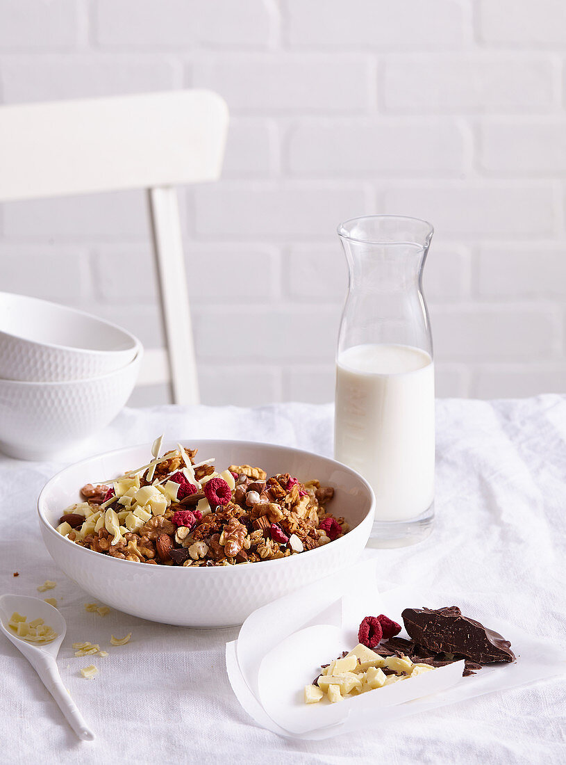 Knuspermüsli mit weißer und dunkler Schokolade und Beeren