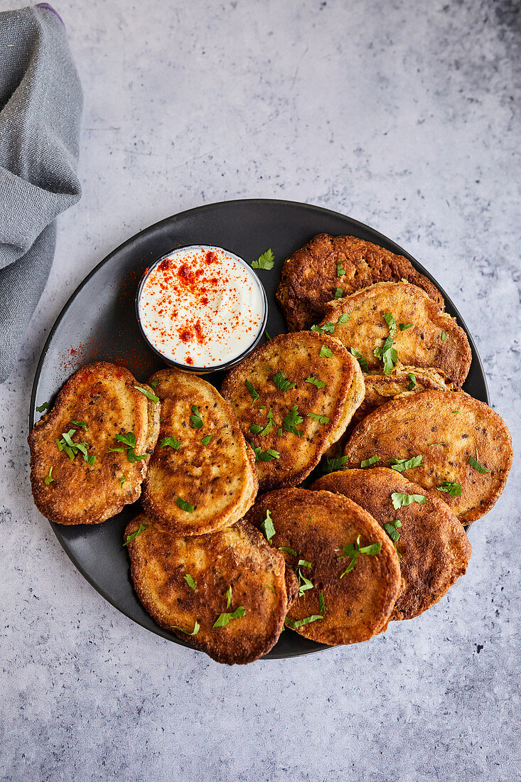 Gemüse-Fritters mit Joghurtsauce