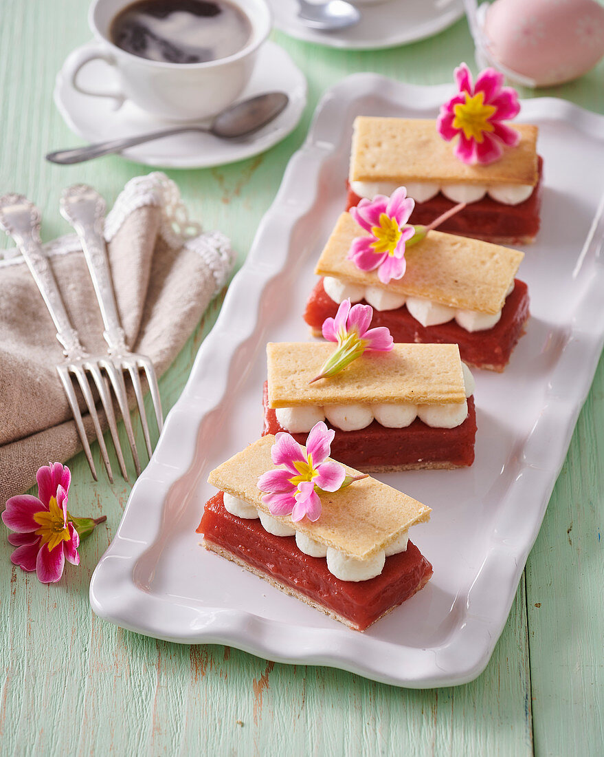Custard rhubarb-strawberry slices with whipped cream