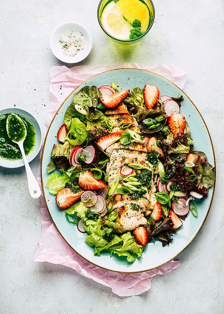 BBQ Hähnchnesalat mit Erdbeeren