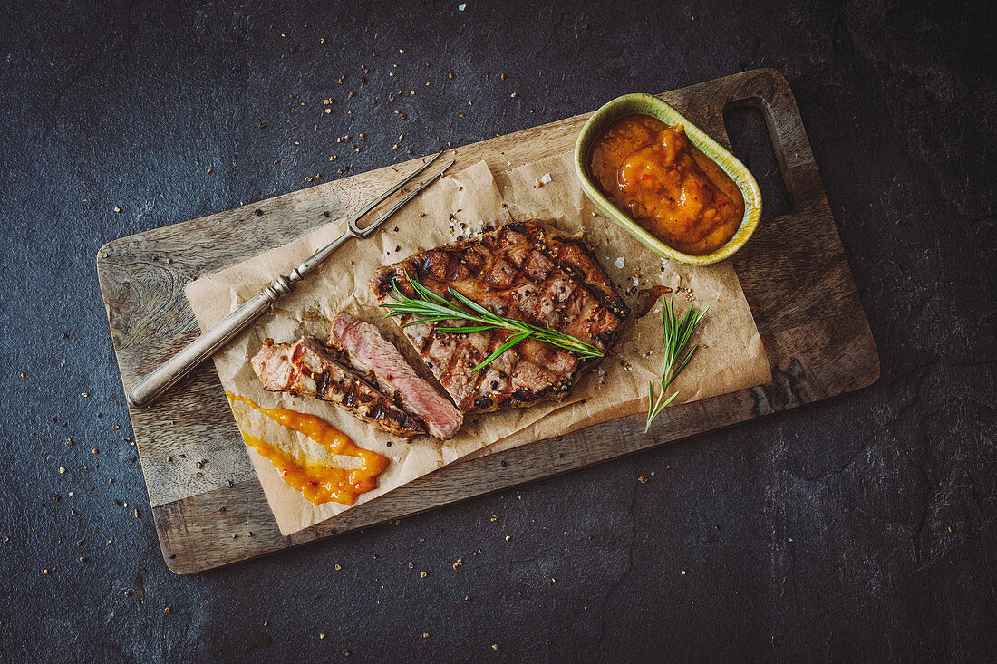 Gegrilltes Nackensteak und scharf-fruchtige Grillsauce mit Mango