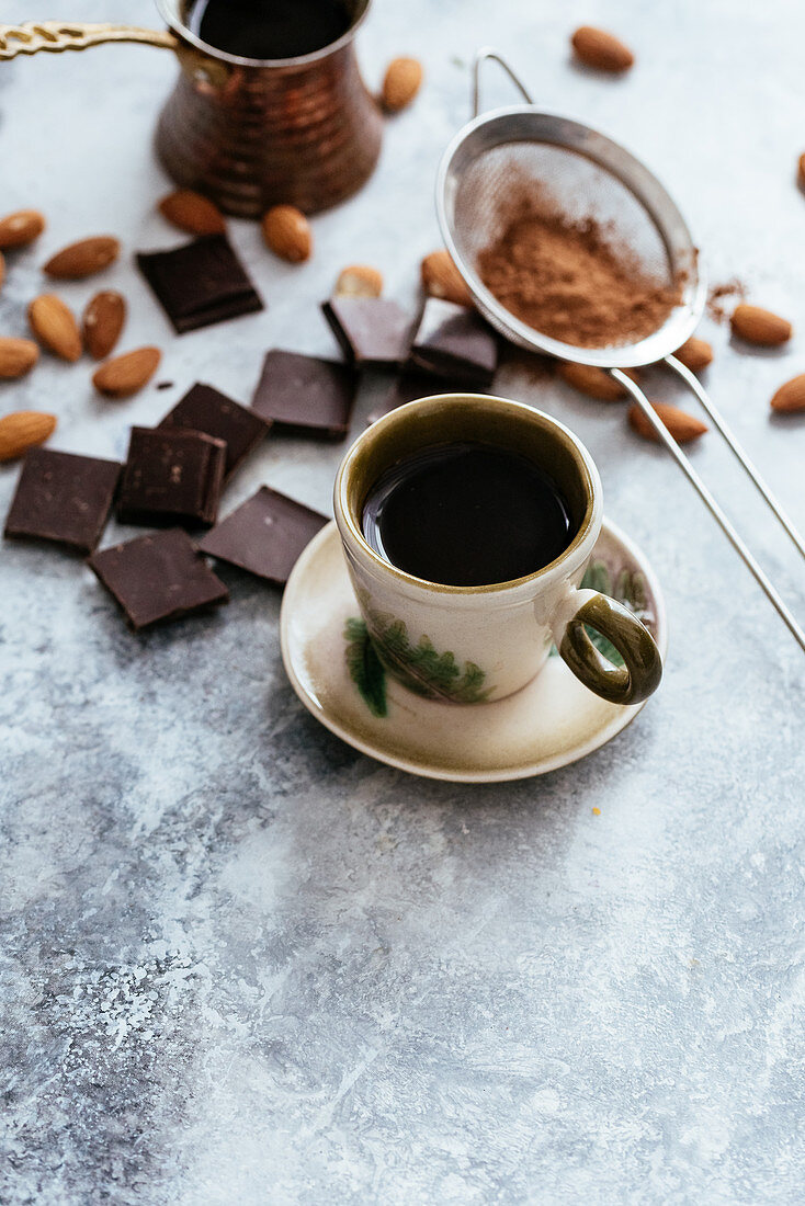 Türkischer Morgenkaffee mit Schokolade und Mandeln