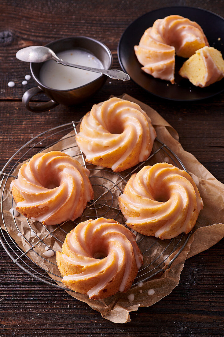 Mini lemon bundt cakes