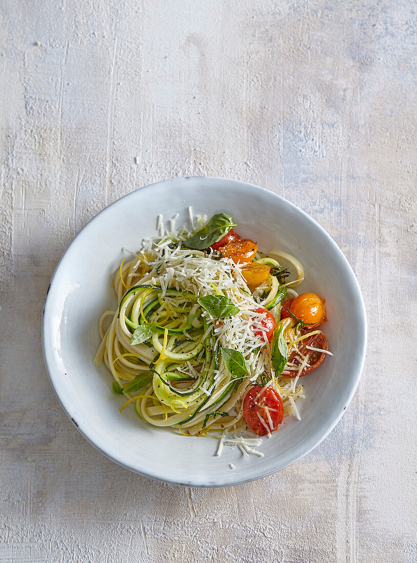 Linguine mit Zucchini und Tomaten