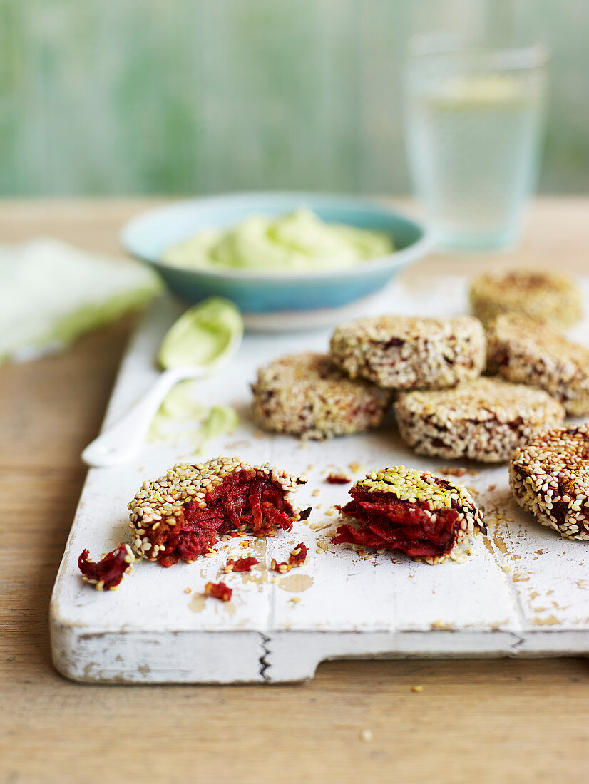 Rote-Bete-Pastetchen im Sesammantel