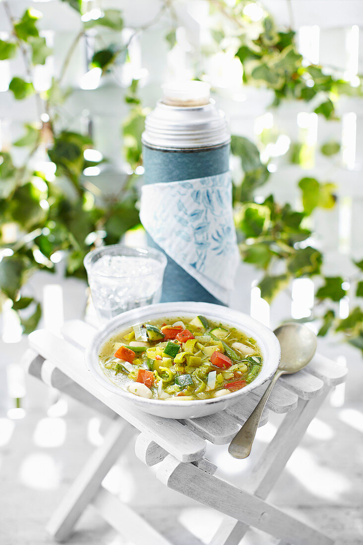 Sommerliche Soupe au Pistou (provenzalische Gemüsesuppe)