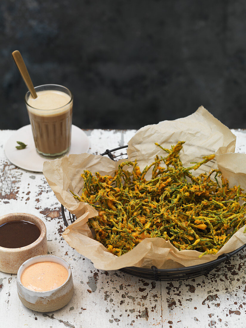 Samphire pakora with sauces (India)