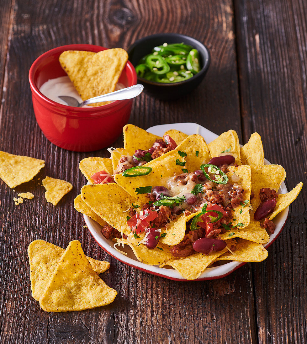 Nachos with spicy pork minced meat