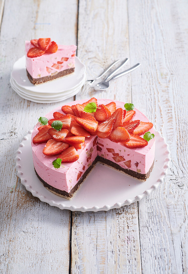 Erdbeer-Rhabarber-Torte ohne Backen, angeschnitten
