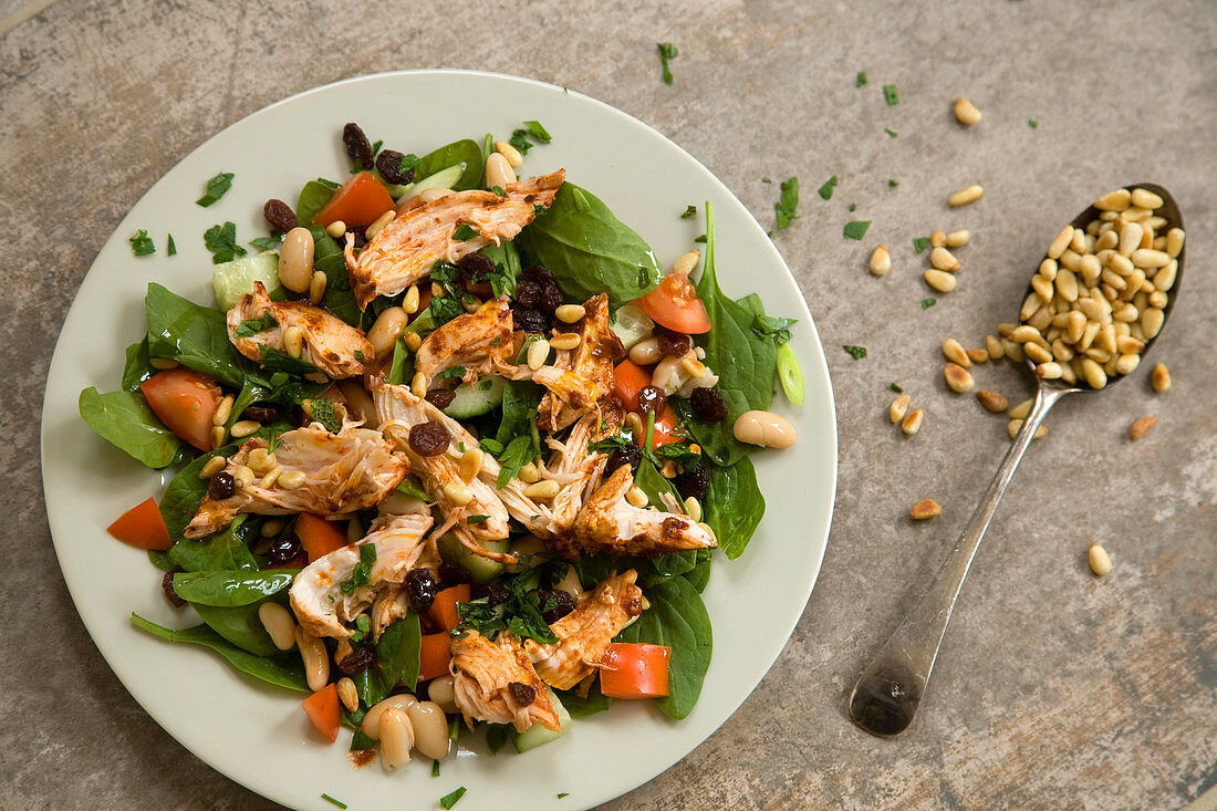 Harissa-Hühnersalat mit frischem Spinat