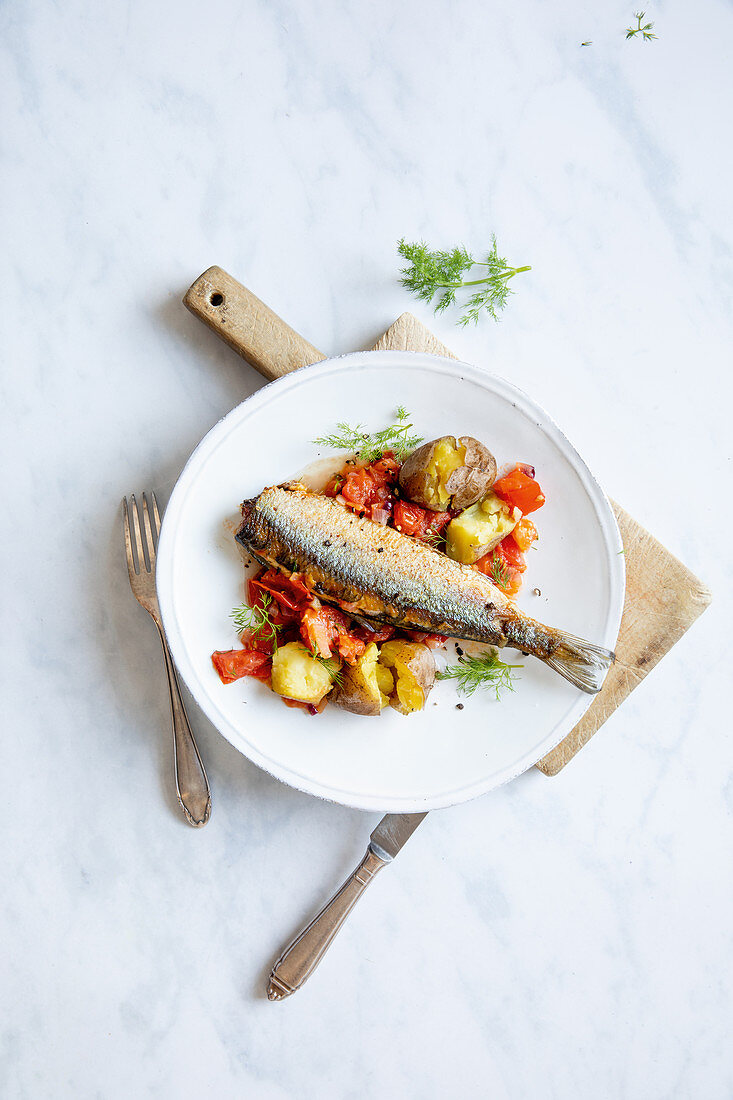 Fried herring with dill tomatoes