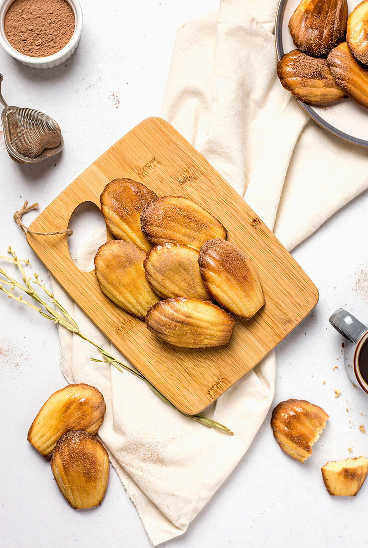 Madeleines auf Bambusbrett