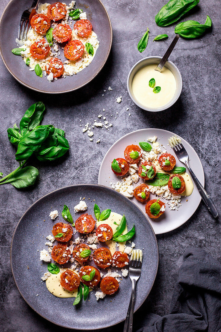 Salad with fried tomatoes, ricotta and basil