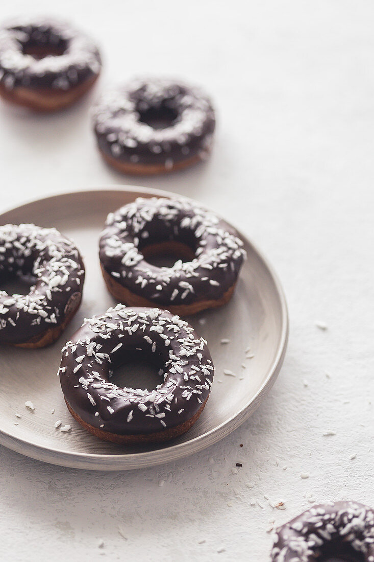 Donuts mit Schokoladenglasur und Kokosraspeln