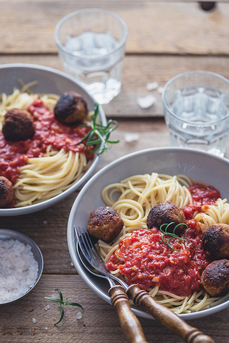 Spaghetti with tomatoe sauce and vegan tofu 'meatballs'