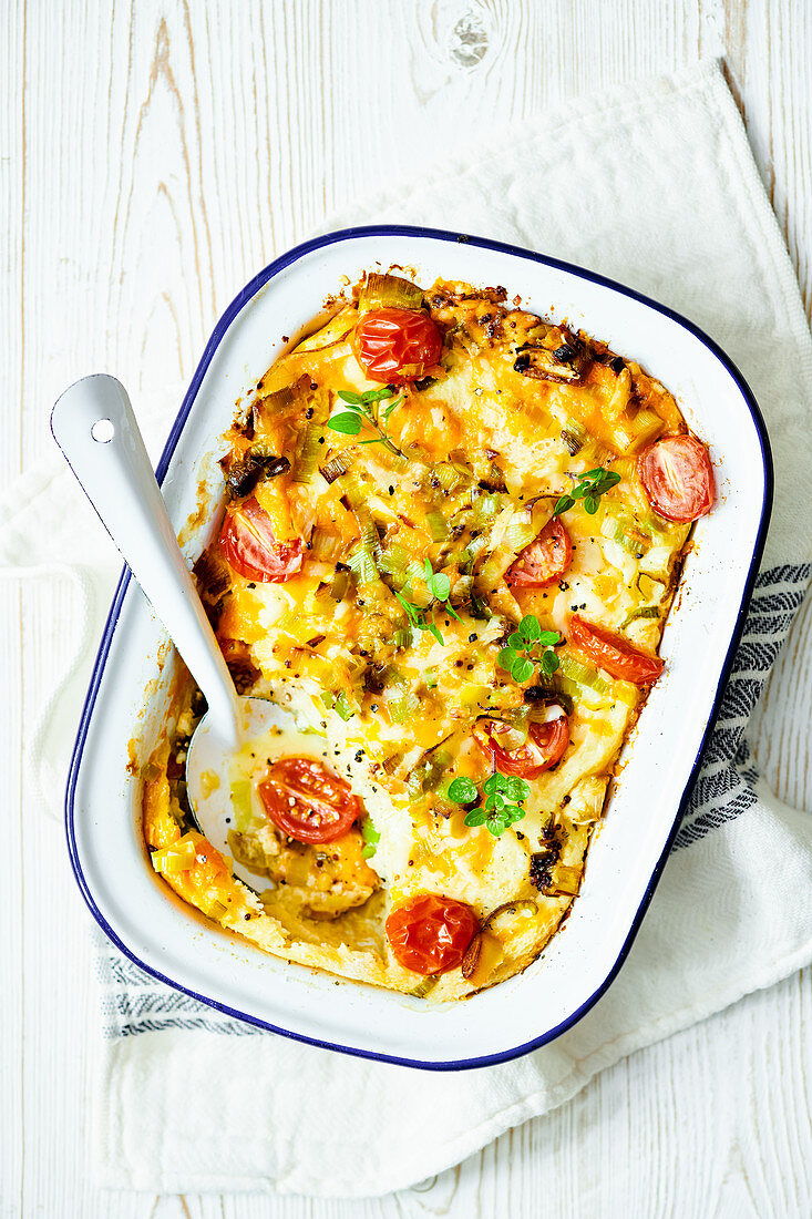 Bread and Butter Pudding mit Lauch, Tomaten und Käse