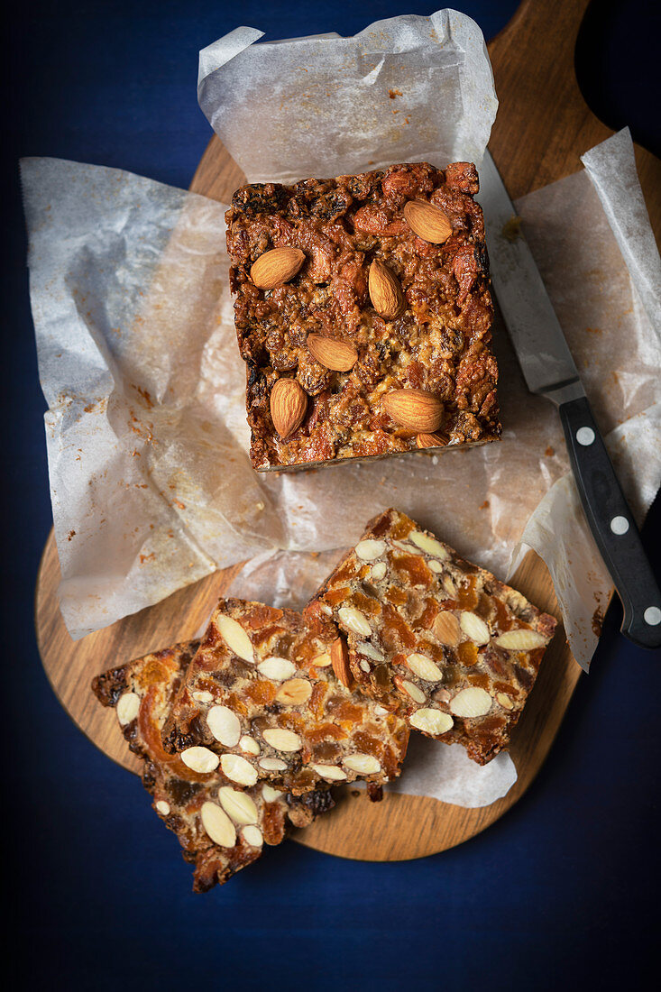 Vollkorn-Früchtekuchen mit Mandeln in Scheiben geschnitten