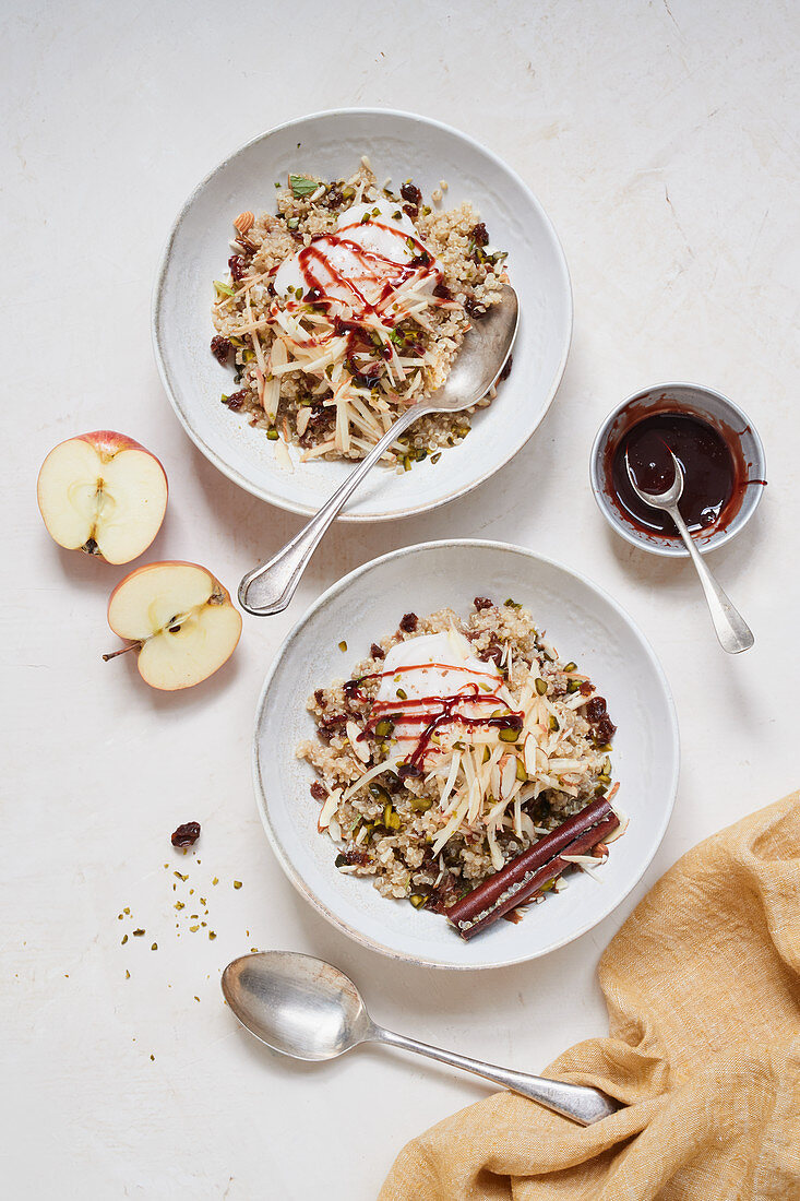 Quinoa-Bircher-Müsli mit Apfel und Mandeljoghurt