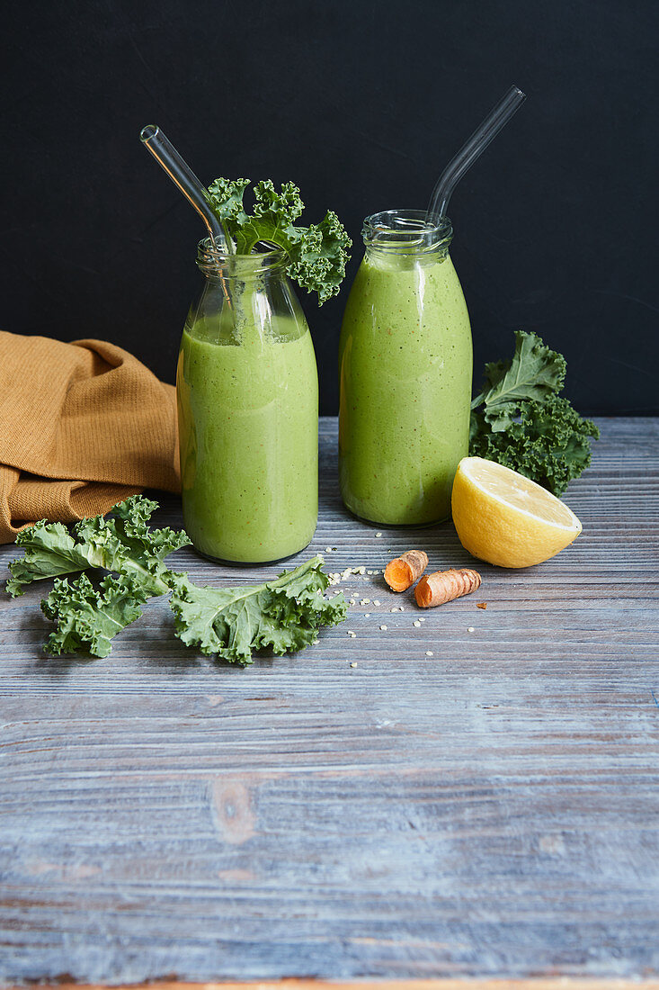 Green turmeric and almond smoothies with spirulina